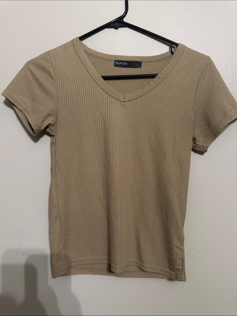 Brit + Bri Basic Ribbed V-Neck Tee tan size XS